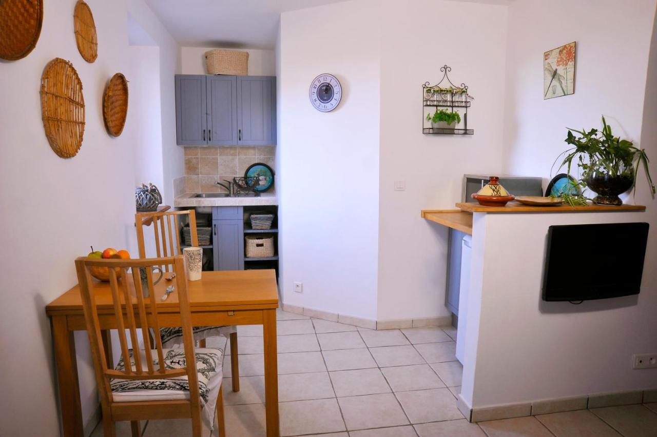 Bed And Breakfast La Maison De Nathalie Les Mayons Exterior photo